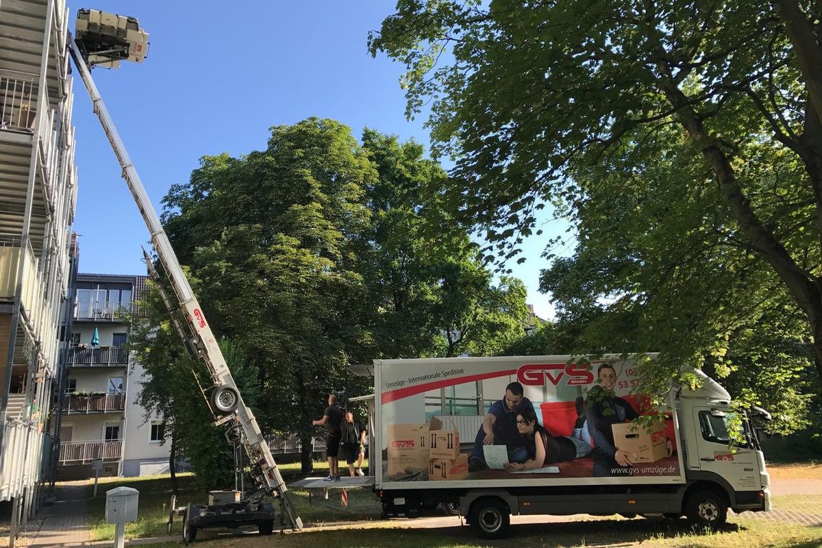 Möbellift und Transporter von GVS Umzüge im Einsatz bei einem Privatumzug